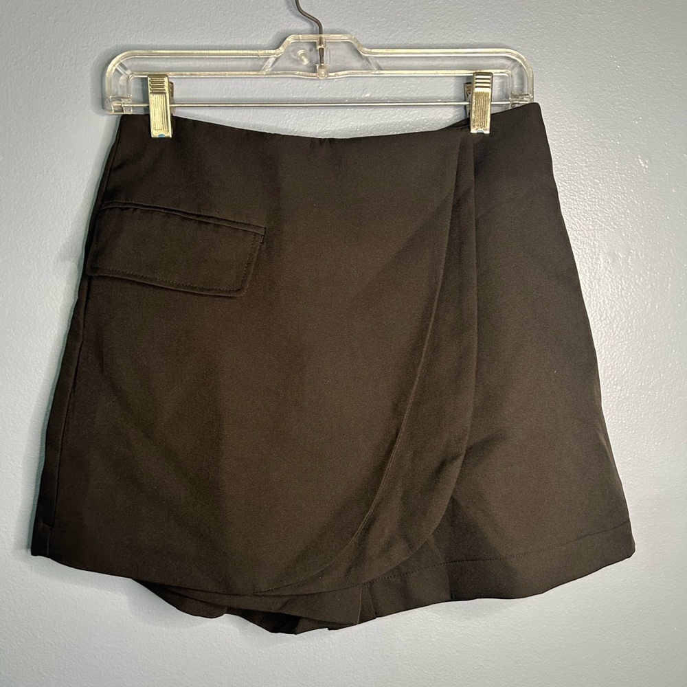 Micas NWT black business skort